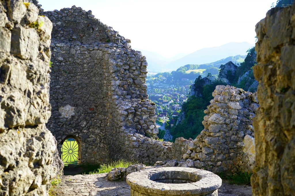 Kasteelmuur en bron